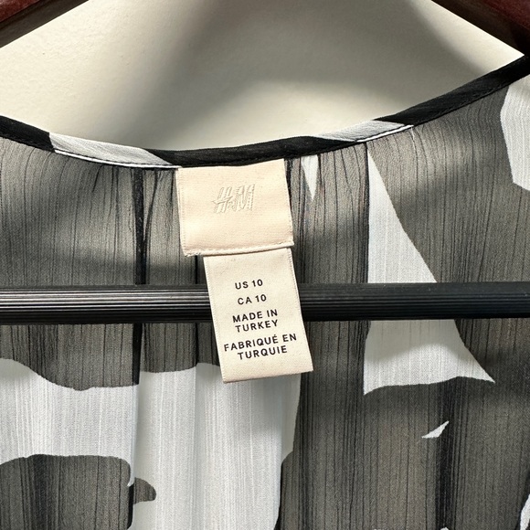 H&M wrap dress V-neck, pleats, black&white perfect for summer casual or dressy - Picture 3 of 3